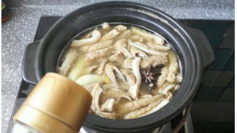 羊杂汤,7关火加入少许白胡椒粉或辣椒油，撒
少许香菜碎即可
