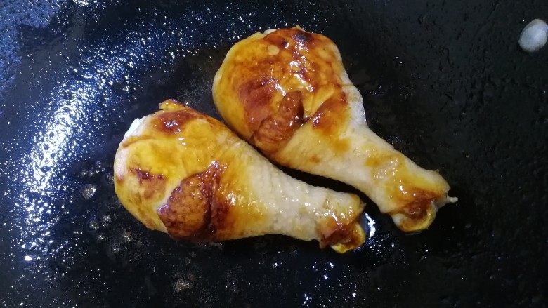 鸡腿炖蘑菇,文火翻炒均匀，把鸡腿炒上色。