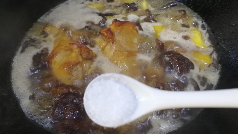 鸡腿炖蘑菇,大火煮开，加一小勺盐入味。