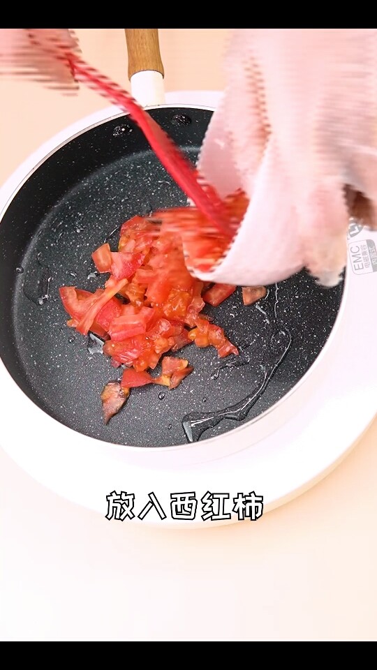 宝宝补钙辅食炖牛尾骨汤,热锅刷油放入西红柿