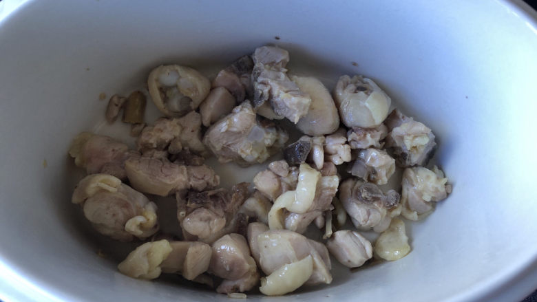 鸡腿炖蘑菇,把肉肉盛出来放入炖锅里。
