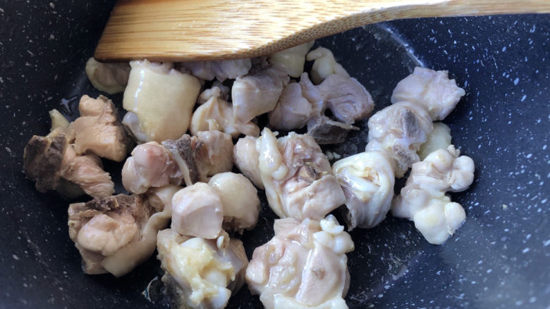 鸡腿炖蘑菇,倒入鸡腿肉快速翻炒均匀即可出锅。