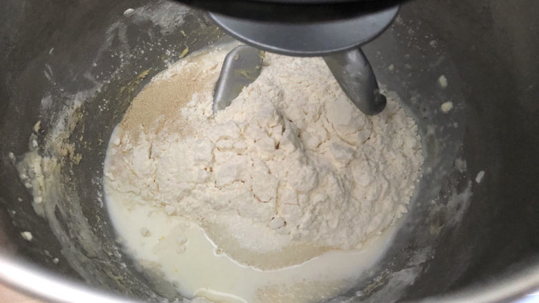芝士肉松吐司,厨师机进行揉面操作，能拉出比较厚的膜时加入软化的黄油继续揉面。
