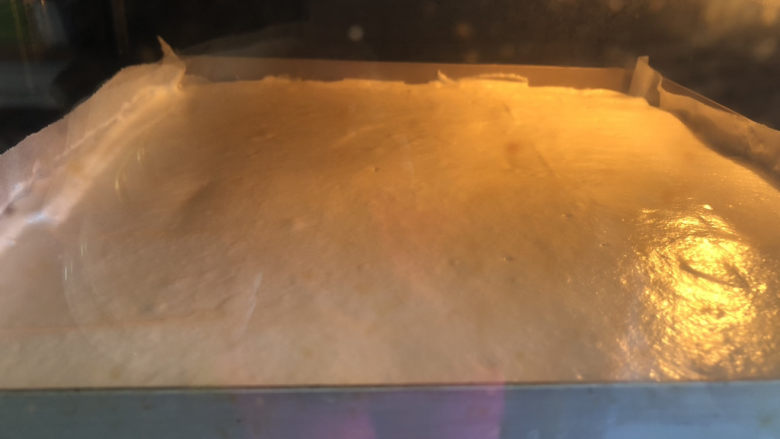 天使蛋糕卷,烤箱预热160度，烤约25分钟。