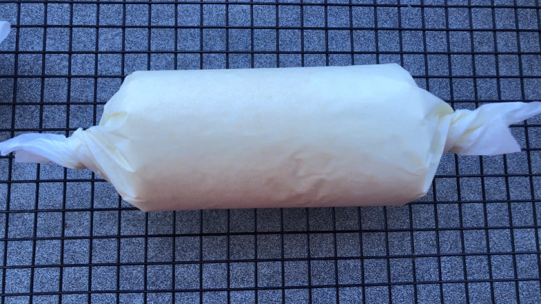 天使蛋糕卷,捏紧两端放入冰箱冷藏半小时定型。