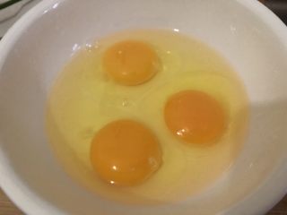 瑶柱蒸蛋,鸡蛋打碗里加少许盐