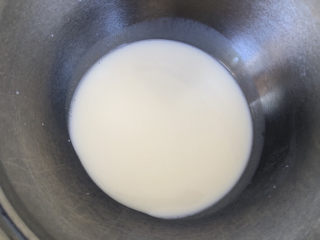 红糖葡萄干米糕,牛奶里先加入糖。