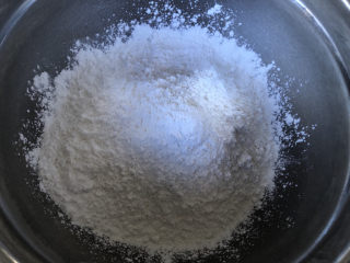 红糖葡萄干米糕,加入糯米粉和粘米粉。