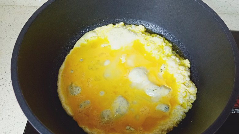 佛手瓜炒鸡蛋,锅热放少许食用油，有油微微有点热，再倒入鸡蛋液开大火煎。