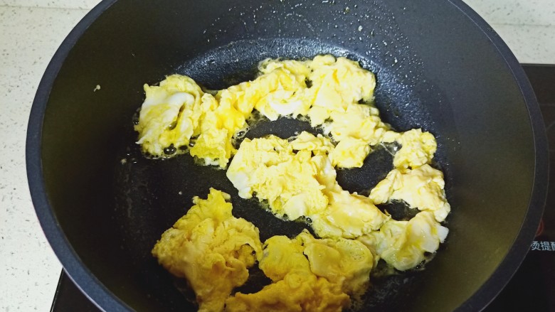 佛手瓜炒鸡蛋,等鸡蛋液凝固时用筷子把鸡蛋搅成小块。