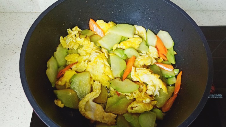 佛手瓜炒鸡蛋,放入炒好的鸡蛋块，加一点盐提味，翻炒均匀即可出锅。