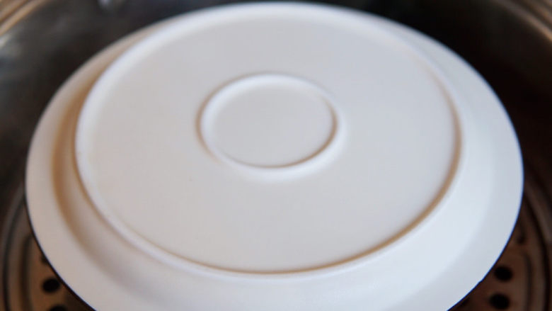 瑶柱蒸蛋,在蛋液盘上再扣上一个大一些的盘子，或者用保鲜膜覆盖，并用牙签扎几个透气孔，锅上气后入锅蒸十分钟