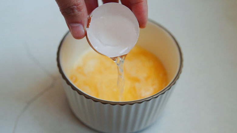 瑶柱蒸蛋,加入鸡蛋1.5倍的水量，并搅拌均匀，使蛋液与水融合