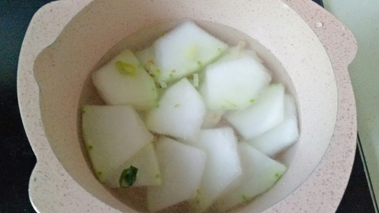 冬瓜鸡蛋汤,加入足量的清水，焖煮至冬瓜透明