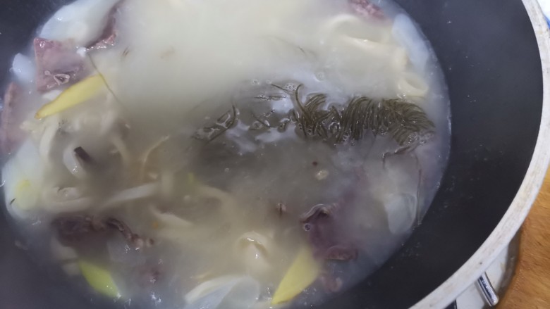 羊杂汤,20分钟左右炖至汤变白色，下入粉丝继续煮至粉丝熟透