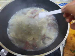 羊杂汤,加入适量的盐调味