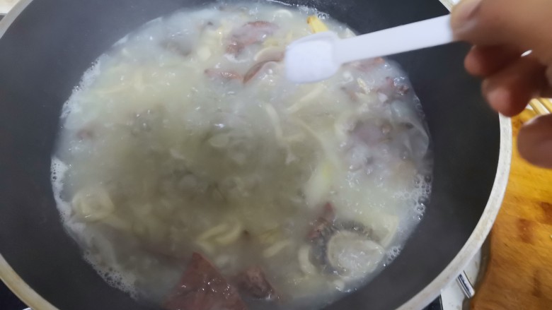 羊杂汤,加入适量的盐调味