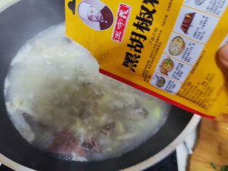 羊杂汤,加入黑胡椒粉