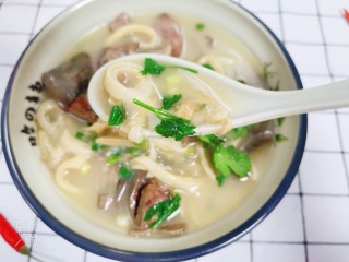 羊杂汤,盛入碗中，可以开吃了，一碗味道鲜美，暖暖的羊杂汤就好了