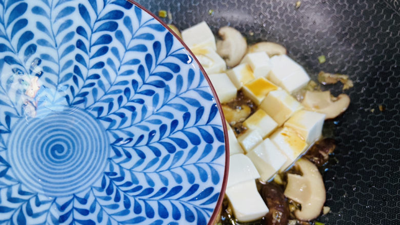 蘑菇炖豆腐,加入适量热水