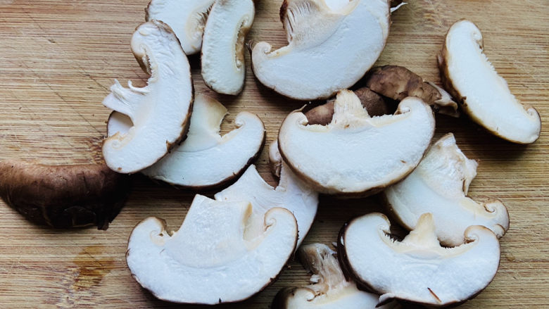 蘑菇炖豆腐,香菇洗净切片