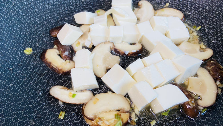 蘑菇炖豆腐,放入豆腐
