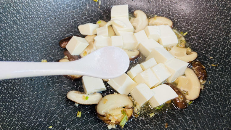 蘑菇炖豆腐,根据个人口味加入适量盐