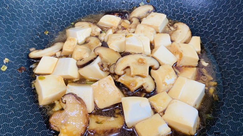 蘑菇炖豆腐,大火烧开转中火煮5-6分钟