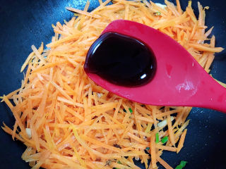 青椒炒胡萝卜,再加入蚝油翻炒均匀。