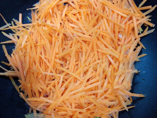 青椒炒胡萝卜,放入胡萝卜翻炒均匀。