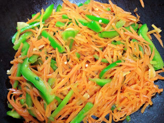 青椒炒胡萝卜,蔬菜入味后，即可出锅了。