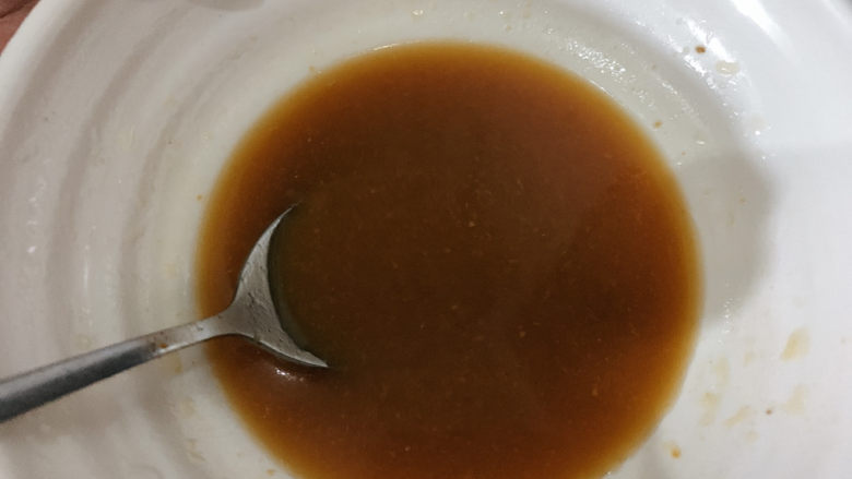 蘑菇炖豆腐,用清水搅拌开