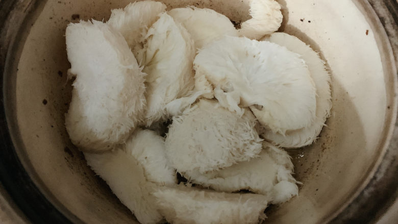 蘑菇炖豆腐,然后加入菌菇片翻炒