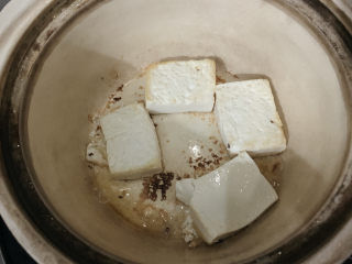 蘑菇炖豆腐,两面稍微定型之后，出锅