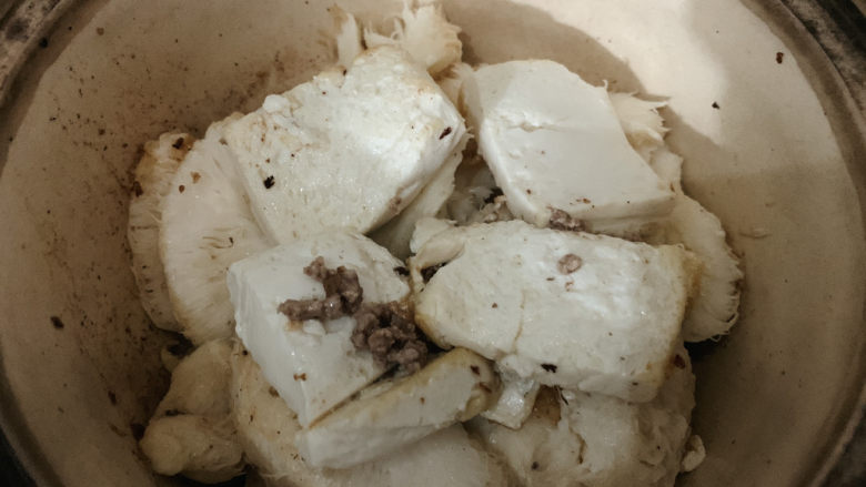 蘑菇炖豆腐,炒至微微变软，加入豆腐