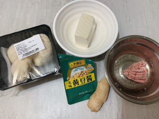 蘑菇炖豆腐,主要食材如图所示示意，肉沫适量、豆腐、猴头白菇、黄豆酱等