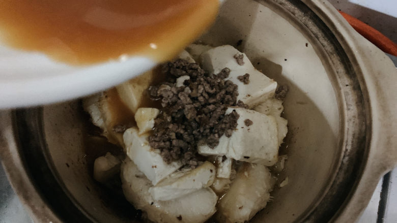 蘑菇炖豆腐,然后加入锅中