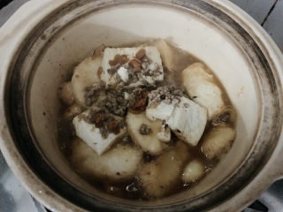 蘑菇炖豆腐,小火慢煲至沸腾后出锅食用