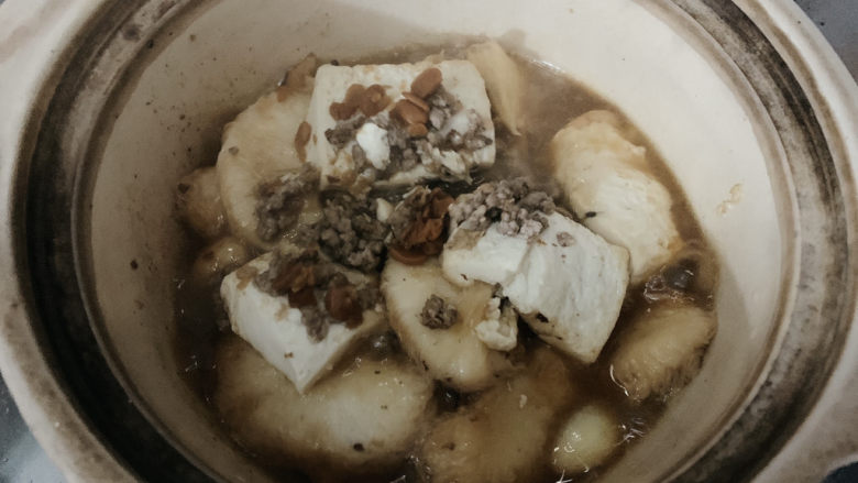 蘑菇炖豆腐,小火慢煲至沸腾后出锅食用