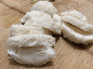 蘑菇炖豆腐,将菇洗净切成薄片