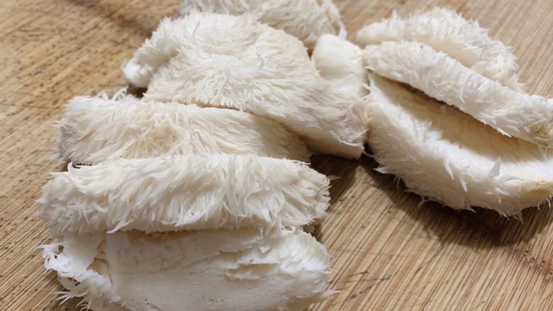 蘑菇炖豆腐,将菇洗净切成薄片
