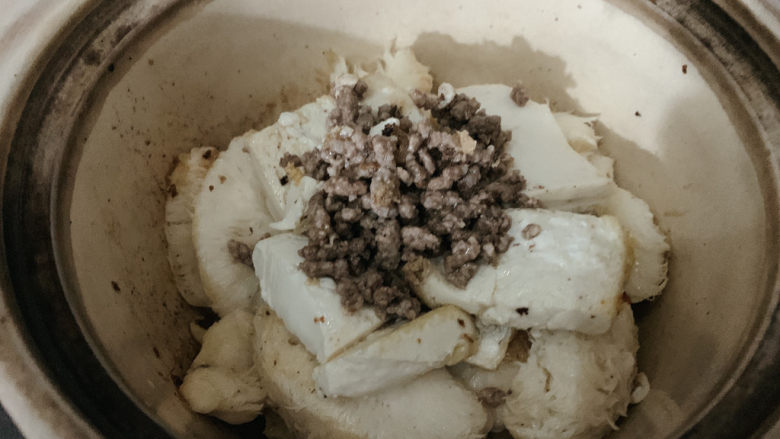蘑菇炖豆腐,以及肉沫
