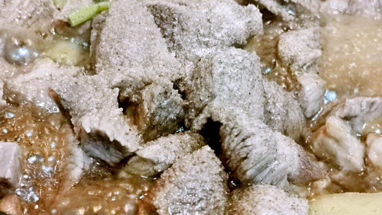 羊肉焖饭,拌炒后加入胡椒粉