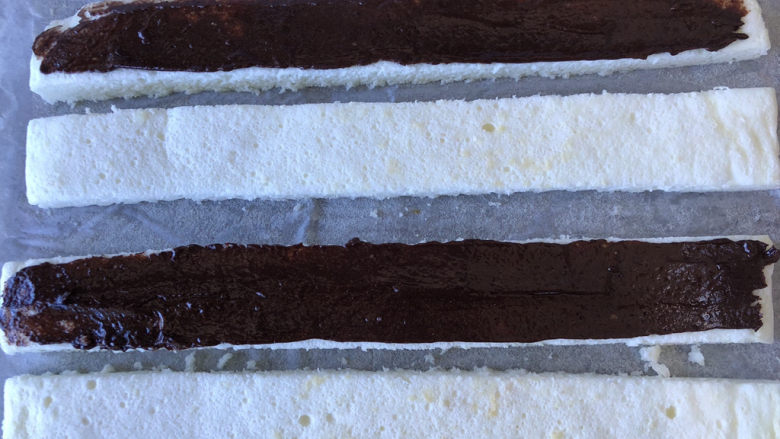 巧克力白玉卷,均匀地涂抹开。