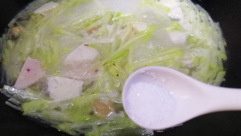 瑶柱萝卜汤,加半小勺盐，增味儿。