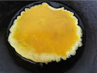 佛手瓜炒鸡蛋,锅内放油烧热倒入蛋液