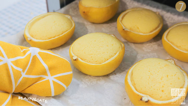 藏在柠檬里的小蛋糕，竟然这么清新！,烤箱预热，放入柠檬蛋糕，170度烤20分钟