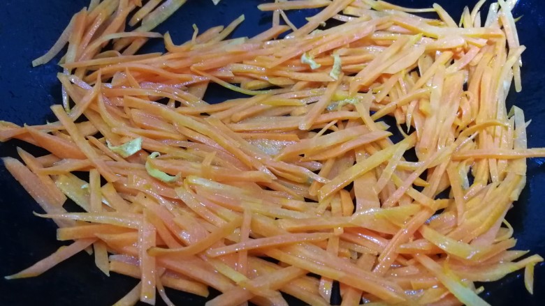 青椒炒胡萝卜,文火翻炒，把胡萝卜丝炒软些。