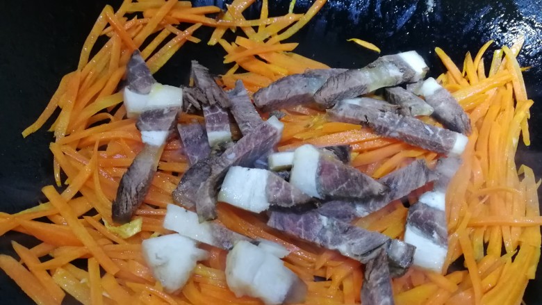 青椒炒胡萝卜,放入熟牛肉条。