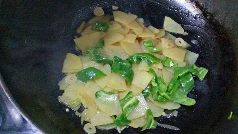 尖椒土豆片,放入螺丝椒翻炒片刻，加入适量盐调味即可